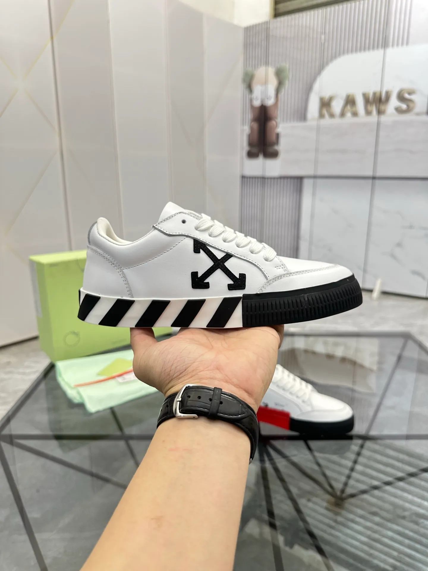 Selling men's shoes 💰: 💰P440¥ Product trademark: OFF WHITE *"OFF WHITE*" low-top casual shoes Regular size: 35-45 (can be customized to 46) Couple style Product material: imported cowhide upper, breathable lining, original outsole. No.: H203